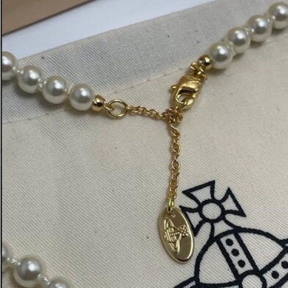 VIVIENNE WESTWOOD
Faux-Pearl Lucrece Pendant Necklace - Picture 5 of 11